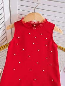 SHEIN Playful Pals 新品上市！这款无袖连衣裙专为年轻女孩设计，风格时尚优雅，尽显少女气质。圆领设计，饰以精致的薄纱拼接、手工缝制的珠饰以及薄纱滚边下摆，舒适时尚兼具，散发着甜美可爱的魅力。 - 紅色 - 查看 6