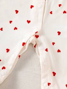 SHEIN 新生儿暖心礼盒套装：连体衣+帽子+手套+襁褓毯，红色爱心印花设计，柔软面料呵护娇嫩肌肤，前开襟按扣和脚套设计方便穿脱，可爱又舒适。 - 米色 - 查看 4