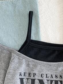 女童休闲二合一街头风T恤，这款T恤采用字母标语和汽车图案印花，露肩短袖设计，适合夏季休闲活动、购物和拍照。