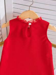 SHEIN Playful Pals 新品上市！这款无袖连衣裙专为年轻女孩设计，风格时尚优雅，尽显少女气质。圆领设计，饰以精致的薄纱拼接、手工缝制的珠饰以及薄纱滚边下摆，舒适时尚兼具，散发着甜美可爱的魅力。 - 紅色 - 查看 4