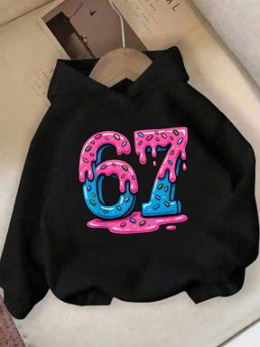 sweat-shirt à capuche noir à manches longues avec imprimé "67" et crème glacée fondante, style minimaliste décontracté pour adolescentes. Style de rue avec impression numérique 67. Tenue décontractée et confortable pour les sorties et les sports, automne/hiver