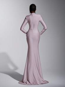 Elitara Sang trọng, quyến rũ và thời trang, chiếc đầm dệt kim co giãn màu tím hồng này được làm từ sự kết hợp giữa chất liệu dệt kim co giãn và lưới, ruy băng dệt thủ công, vai rộng, cổ đứng, tay dài, nhiều chi tiết gọng corset ở eo và đuôi váy dài. Phù hợp cho mọi dịp trang trọng, chiếc đầm dạ hội nữ này hoàn hảo cho các sự kiện buổi tối. - Bụi tím - Xem 4