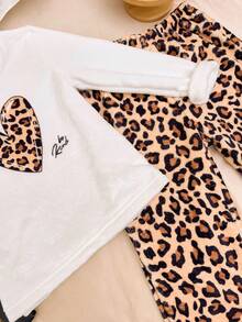 SHEIN Conjunto de pijama acogedor con estampado de leopardo y corazón para niñas - Multicolor - Ver 3