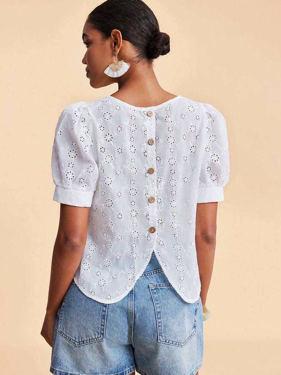 Travachic 純色假日風格中空刺繡泡泡袖襯衫,後背鈕扣關閉