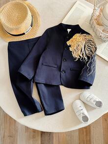 SHEIN Bộ 2 món/Bộ vest blazer in họa tiết sư tử ánh kim trang trọng cho bé trai/em bé, trang phục quý ông màu xanh navy, thích hợp cho mùa xuân/hè, tiệc sinh nhật, lễ cưới, lễ rửa tội, tiệc mừng sinh nhật lần thứ 1, lễ hội - Màu xanh hải quân - Xem 3