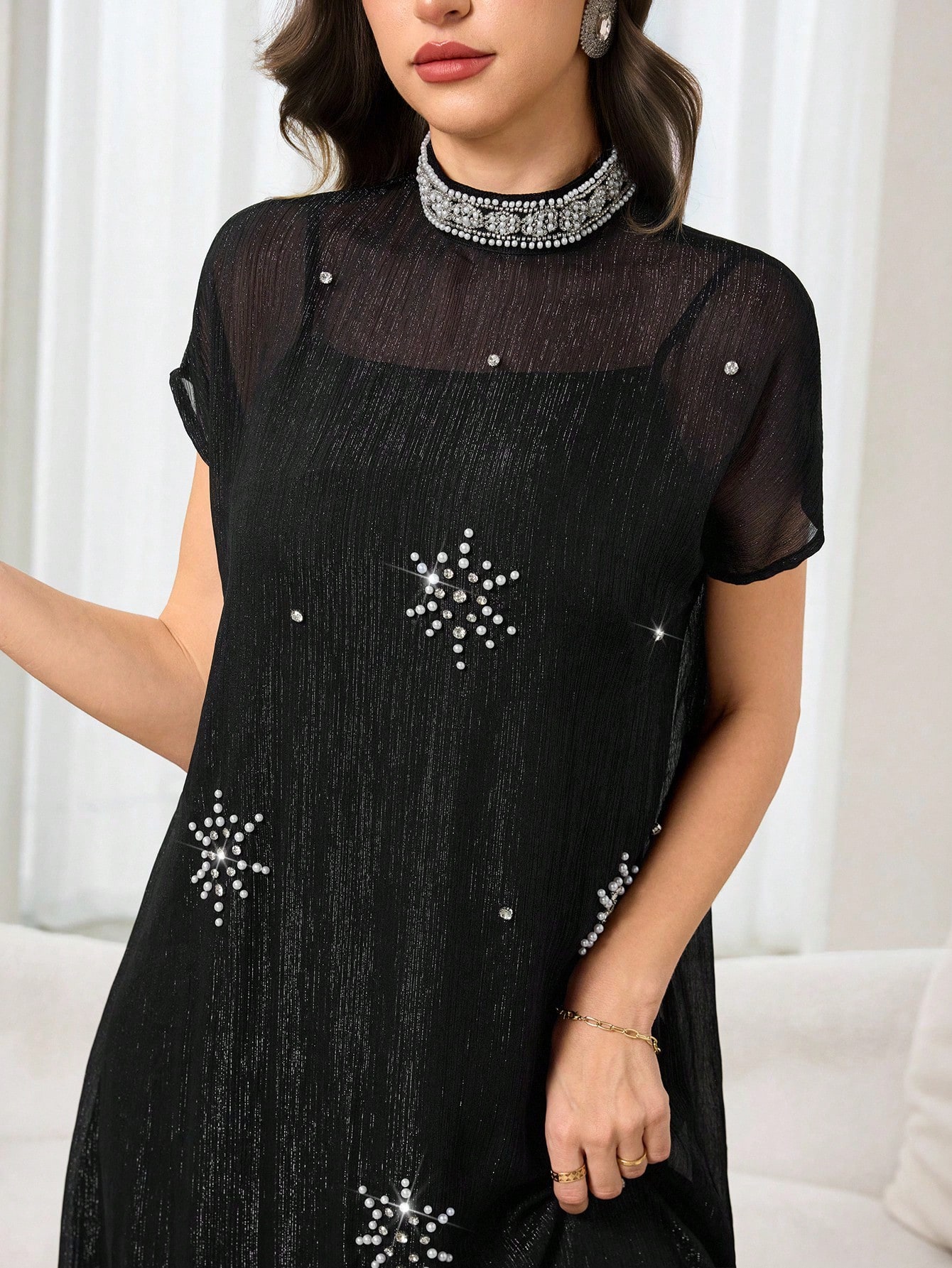 Al Najma فستان طويل للنساء مزين باللؤلؤ مع ياقة مر...