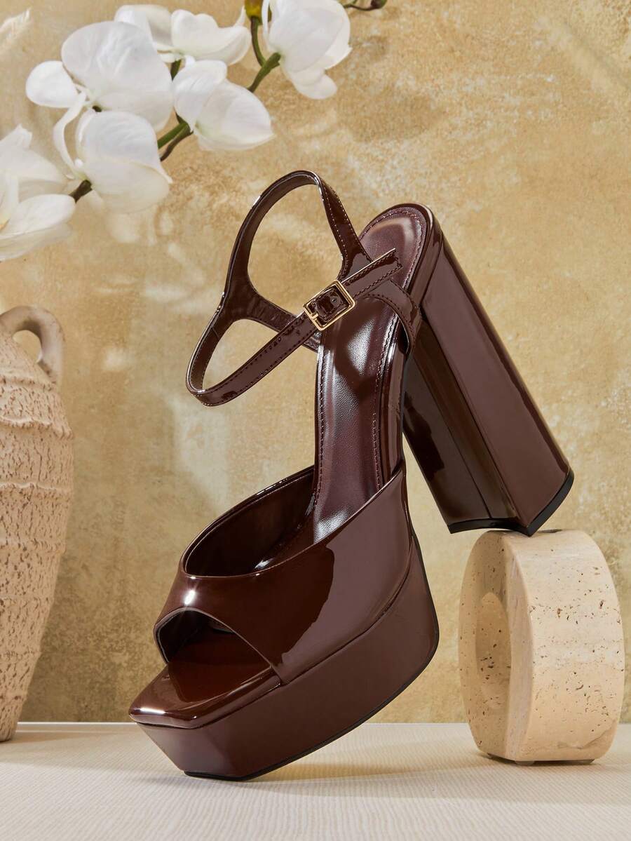 SHUZIA Sandália feminina glamorosa Dolly de plataforma em couro sintético envernizado cor chocolate com salto grosso e bico quadrado, perfeita para a primavera, o verão e as férias.