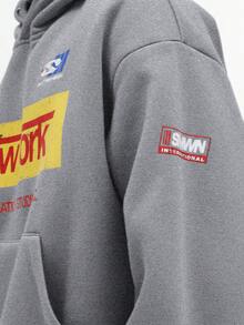 Áo hoodie dáng ngắn in họa tiết SUMWON New York International Studios với túi giữa, kiểu dáng thường ngày. - Xám - Xem 4