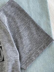 女童休闲二合一街头风T恤，这款T恤采用字母标语和汽车图案印花，露肩短袖设计，适合夏季休闲活动、购物和拍照。