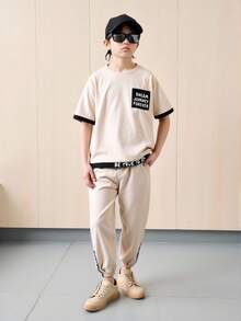 SHEIN 两件套儿童/青少年男童休闲日常舒适印花拼接圆领短袖T恤和纯色针织裤套装 - 卡其色 - 查看 5