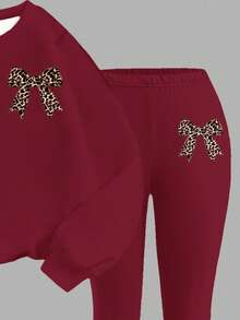 SHEIN Leap Crew Ensemble 2 pièces décontracté pour jeunes filles : sweat-shirt ample à col ras-du-cou avec graphique lettrage et pantalon évasé, imprimé nœud léopard vintage doux, rouge framboise - Multicolore - Voir 6