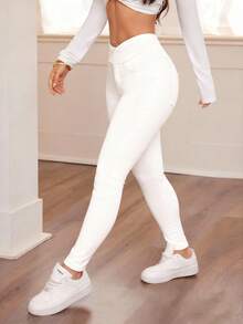 SHEIN PETITE 女士秋冬返校季万圣节圣诞节Y2K可爱运动街头风生日装扮夜店装扮机场装扮女式休闲水洗重叠腰部修身蓝色牛仔裤高腰弹力紧身牛仔裤 - 完美贴合日常穿着休闲蓝色牛仔紧身牛仔裤，采用柔软面料和显瘦高腰设计 - 白色 - 查看 4