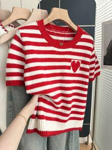 Chiquease Áo len dệt kim tay ngắn cổ tròn dáng rộng, họa tiết trái tim kẻ sọc màu đỏ thanh lịch dành cho nữ, thích hợp mặc mùa xuân và hè. Áo mùa hè cho nữ, áo len Valentine cho nữ, áo đỏ dễ thương, áo đỏ trắng, áo len tay ngắn, áo họa tiết trái tim, áo trái tim đỏ, áo tay ngắn dễ thương, áo kẻ sọc đỏ. - Đỏ - Xem 1