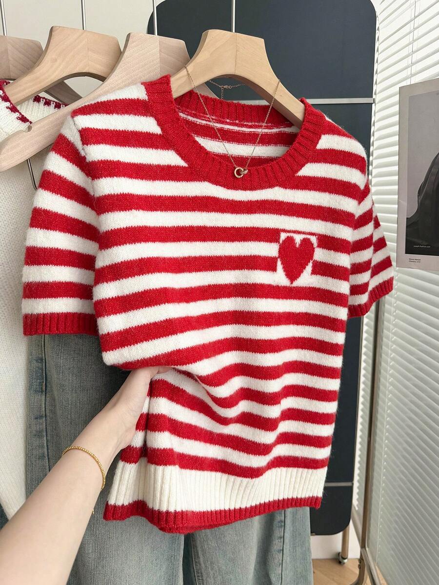 Chiquease Áo len dệt kim tay ngắn cổ tròn dáng rộng, họa tiết trái tim kẻ sọc màu đỏ thanh lịch dành cho nữ, thích hợp mặc mùa xuân và hè. Áo mùa hè cho nữ, áo len Valentine cho nữ, áo đỏ dễ thương, áo đỏ trắng, áo len tay ngắn, áo họa tiết trái tim, áo trái tim đỏ, áo tay ngắn dễ thương, áo kẻ sọc đỏ. - Đỏ - Xem 1