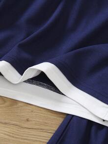 SHEIN Genkimix Kids 两件套男童夏季套装，包括一件带帽短袖T恤，采用纹理针织面料和撞色印花设计，搭配一条印花拼接运动短裤，适合休闲穿着、度假、运动、上学、节假日等场合。 - 藏蓝色 - 查看 4