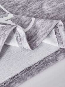 SHEIN Chelsea Crush 女童两件套：撞色领长袖T恤，卡通印花装饰 + 直筒运动裤，厚度适中，适合春秋季休闲穿着和运动。