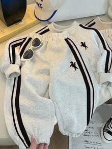 SHEIN Set de 2 piezas de sudadera con mangas raglán y pantalón jogger con estampado de dinosaurio para niño/niña, ropa casual cómoda para uso diario, adecuada para interiores, exteriores, deportes, fiestas, fotografía, festivales, streetwear, otoño/invierno - Gris - Ver 1