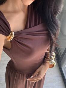 Feyla 春夏休闲优雅通勤、日常约会、生日派对、办公室着装、闺蜜小聚、轻盈晚礼服、单肩露肩金属扣装饰伞裙、中长裙、A字裙、无袖棕色针织女式中长连衣裙 - 棕色 - 查看 3