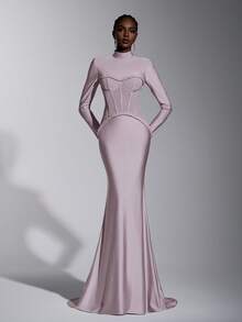 Elitara Sang trọng, quyến rũ và thời trang, chiếc đầm dệt kim co giãn màu tím hồng này được làm từ sự kết hợp giữa chất liệu dệt kim co giãn và lưới, ruy băng dệt thủ công, vai rộng, cổ đứng, tay dài, nhiều chi tiết gọng corset ở eo và đuôi váy dài. Phù hợp cho mọi dịp trang trọng, chiếc đầm dạ hội nữ này hoàn hảo cho các sự kiện buổi tối. - Bụi tím - Xem 2