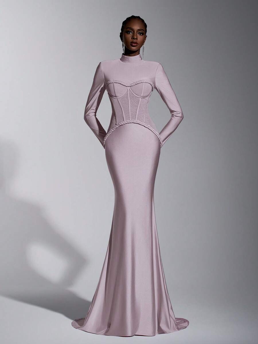 Elitara Sang trọng, quyến rũ và thời trang, chiếc đầm dệt kim co giãn màu tím hồng này được làm từ sự kết hợp giữa chất liệu dệt kim co giãn và lưới, ruy băng dệt thủ công, vai rộng, cổ đứng, tay dài, nhiều chi tiết gọng corset ở eo và đuôi váy dài. Phù hợp cho mọi dịp trang trọng, chiếc đầm dạ hội nữ này hoàn hảo cho các sự kiện buổi tối.