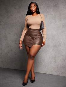 SHEIN SXY Celana Pendek Kasual Pas Badan Wanita Ukuran Besar Warna Cokelat dengan Hem Asimetris - Coklat - View 7
