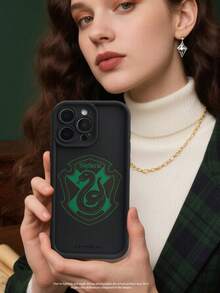 HARRY POTTER X SHEIN 1 件哈利波特 X SHEIN & 蛇形图案奢华纯色天眼梯形手机壳，兼容 iPhone 16/16 Plus/16 Pro/16 Pro Max、15、14、13、12、11、X/XR/XS/XS Max/7/8/Plus、iPhone 17/17 Pro/17 Air/17 Pro Max 系列以及 Galaxy S24/24 Ultra/23、22、20、Galaxy S24 FE/20、Galaxy A55/A54/A52/A51 系列等。 - 黑色 - 查看 4