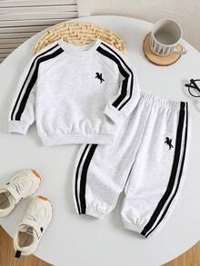 SHEIN Set de 2 piezas de sudadera con mangas raglán y pantalón jogger con estampado de dinosaurio para niño/niña, ropa casual cómoda para uso diario, adecuada para interiores, exteriores, deportes, fiestas, fotografía, festivales, streetwear, otoño/invierno - Gris - Ver 3