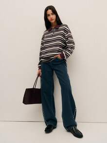 Nöista 长袖条纹 Polo 领上衣，采用柔软的中等厚度针织面料，营造出轻松休闲的学院风。百搭实用，无论是舒适的周末、轻松的春假，还是精致的假日造型，都是完美之选。 - 彩色 - 查看 4