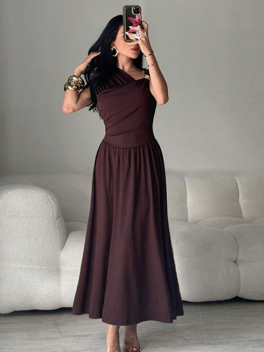 Feyla 春夏休闲优雅通勤、日常约会、生日派对、办公室着装、闺蜜小聚、轻盈晚礼服、单肩露肩金属扣装饰伞裙、中长裙、A字裙、无袖棕色针织女式中长连衣裙