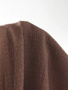 Manfinity Homme Bộ đồ nam gồm áo sơ mi tay ngắn cổ bẻ bằng vải nhăn + quần rút dây, trang phục không thể thiếu khi đi chơi và tụ tập, món quà lý tưởng cho những người chồng thành đạt Bộ đồ hai mảnh dành cho nam màu nâu phối đồ - Cà phê nâu - Xem 3