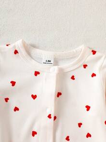 SHEIN 新生儿暖心礼盒套装：连体衣+帽子+手套+襁褓毯，红色爱心印花设计，柔软面料呵护娇嫩肌肤，前开襟按扣和脚套设计方便穿脱，可爱又舒适。 - 米色 - 查看 7