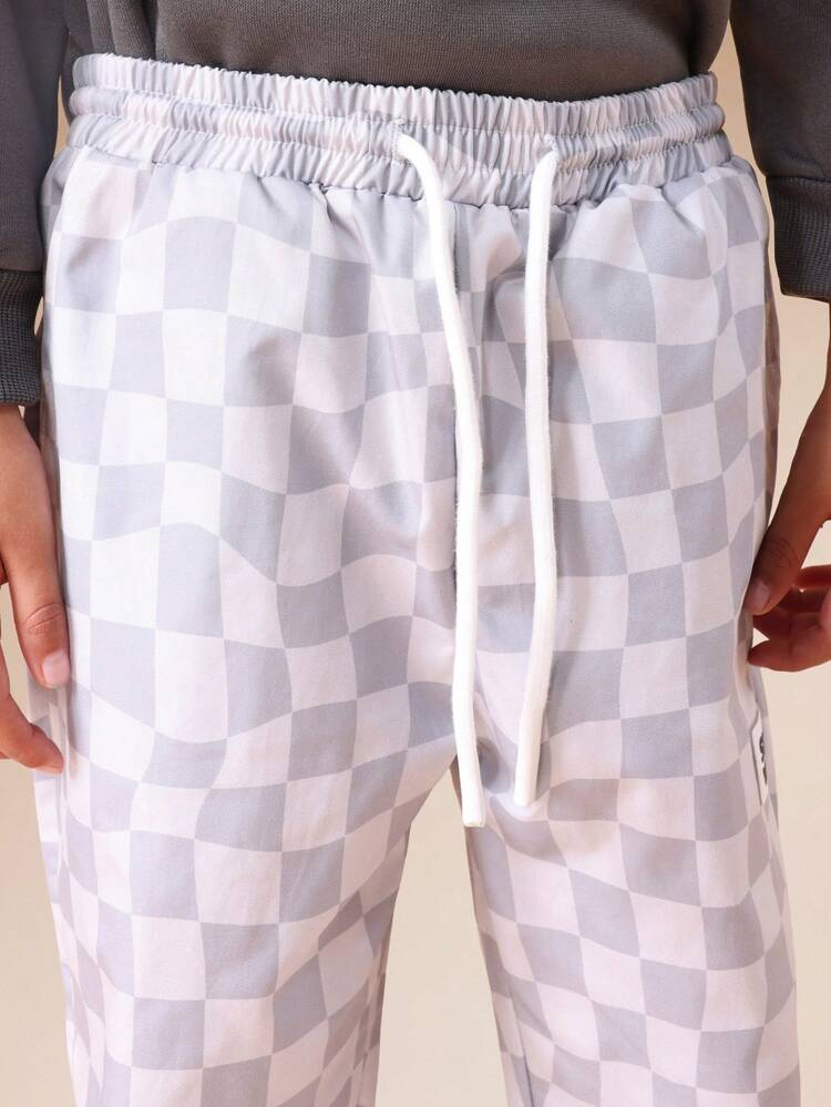 오버사이즈 스웨트셔츠와 체크 무늬 조거 세트