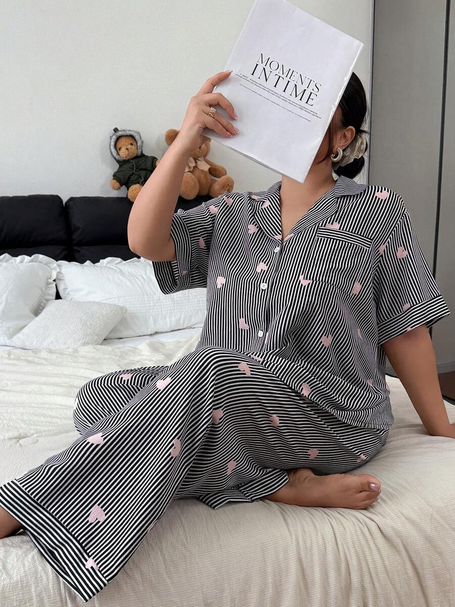 SHEIN Bộ đồ ngủ tay ngắn cổ bẻ in hình trái tim kẻ sọc, cỡ lớn, đồ ngủ nữ mùa hè, bộ đồ ngủ hình trái tim, bộ đồ ngủ. - màu đen - Xem 1