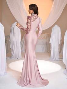 Aureia Sang trọng, quyến rũ và thời thượng, chiếc đầm dệt kim co giãn màu hồng đậm đính sequin và thêu này có cổ đứng nhỏ, tay phồng dài, chất liệu vải mỏng nhẹ với những nếp gấp toàn thân và đường xẻ tà đuôi cá. Phù hợp cho mọi dịp trang trọng, dự đám cưới và những buổi dạ hội cầu kỳ. - Bụi hồng - Xem 4