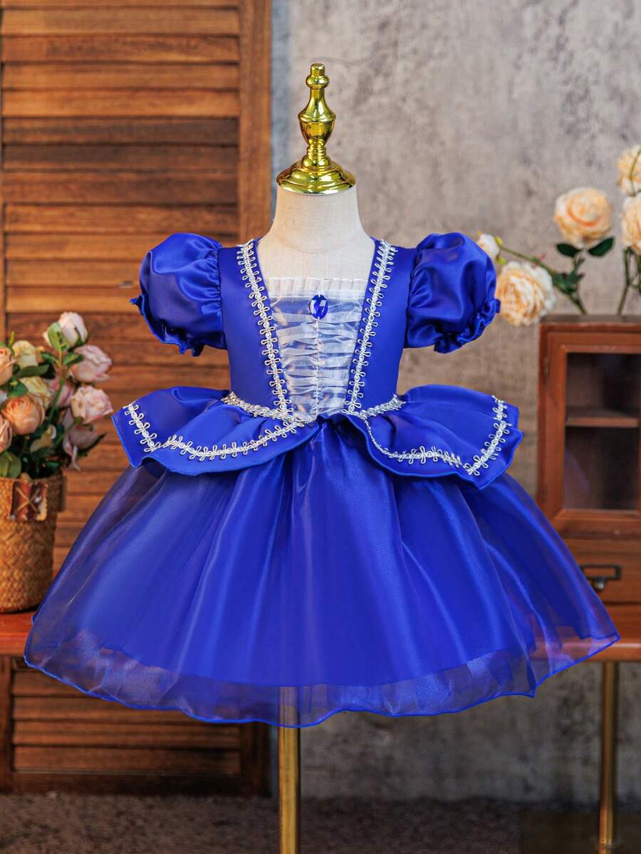 SHEIN Glamorique Kids 宝石蓝公主裙,舞会礼服,女婴公主裙,适合生日派对、节日场合,泡泡袖,正面饰有银色丝带,面料柔软,宝石蓝薄纱裙摆,点缀宝石蓝宝石,适合舞台、表演,中东、欧洲和美洲地区,四季皆宜。 - 寶藍色 - 查看 1