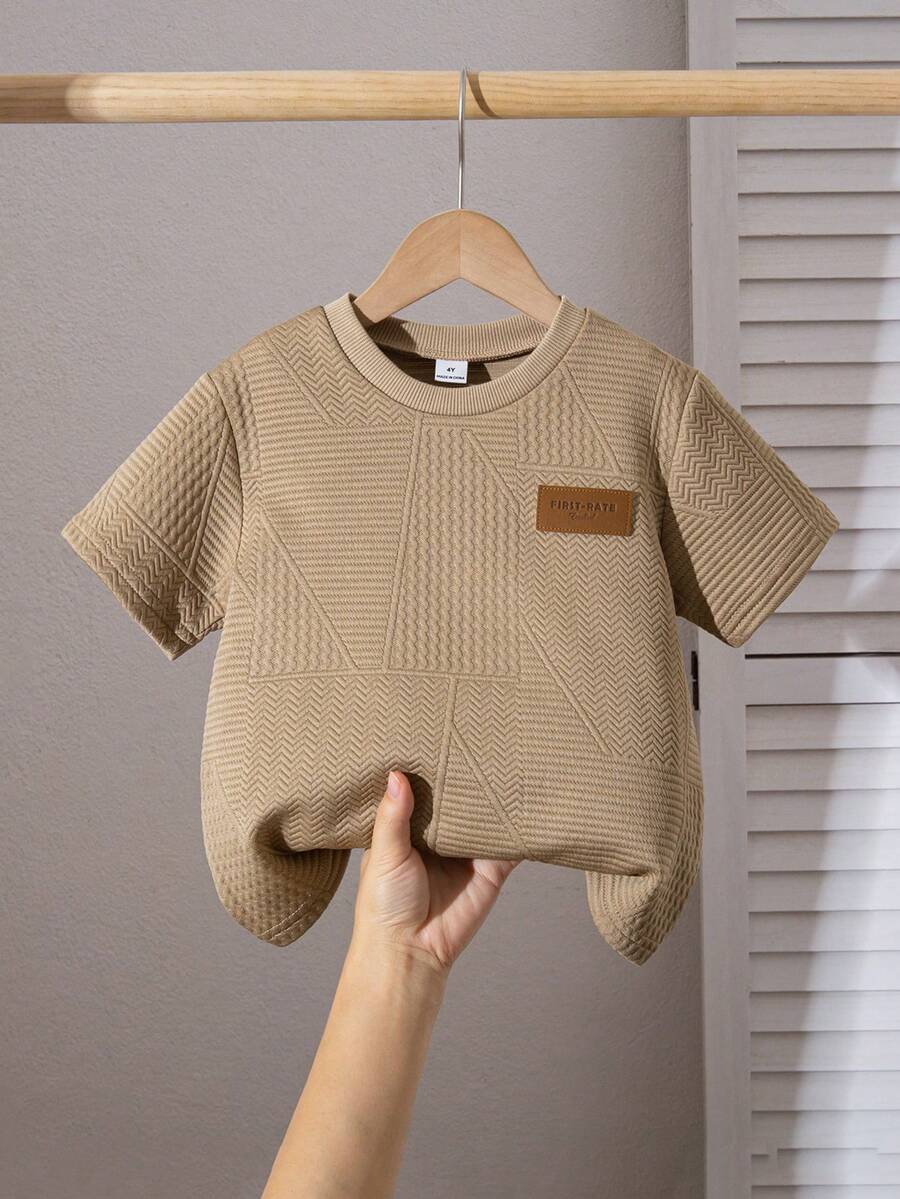 SHEIN Genkimix Kids 男童卡其色纹理面料短袖T恤。独特的纹理面料,穿着舒适。个性化皮革贴片设计,简约时尚。短袖款式,适合春夏秋季单穿或叠穿,休闲、户外、日常穿着皆宜。 - 卡其色 - 查看 1