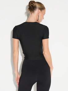 KIZN Camiseta de mujer de cuello redondo, manga corta y ajustada con acabado brillante y detalle de logo pequeño - Negro - Ver 2