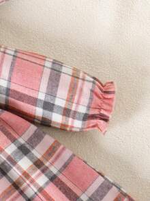 SHEIN Conjunto de vestido y gorro de Navidad para bebé niña con patrón a cuadros de bloques de color, volantes y lazo decorativo - Rosa - Ver 7