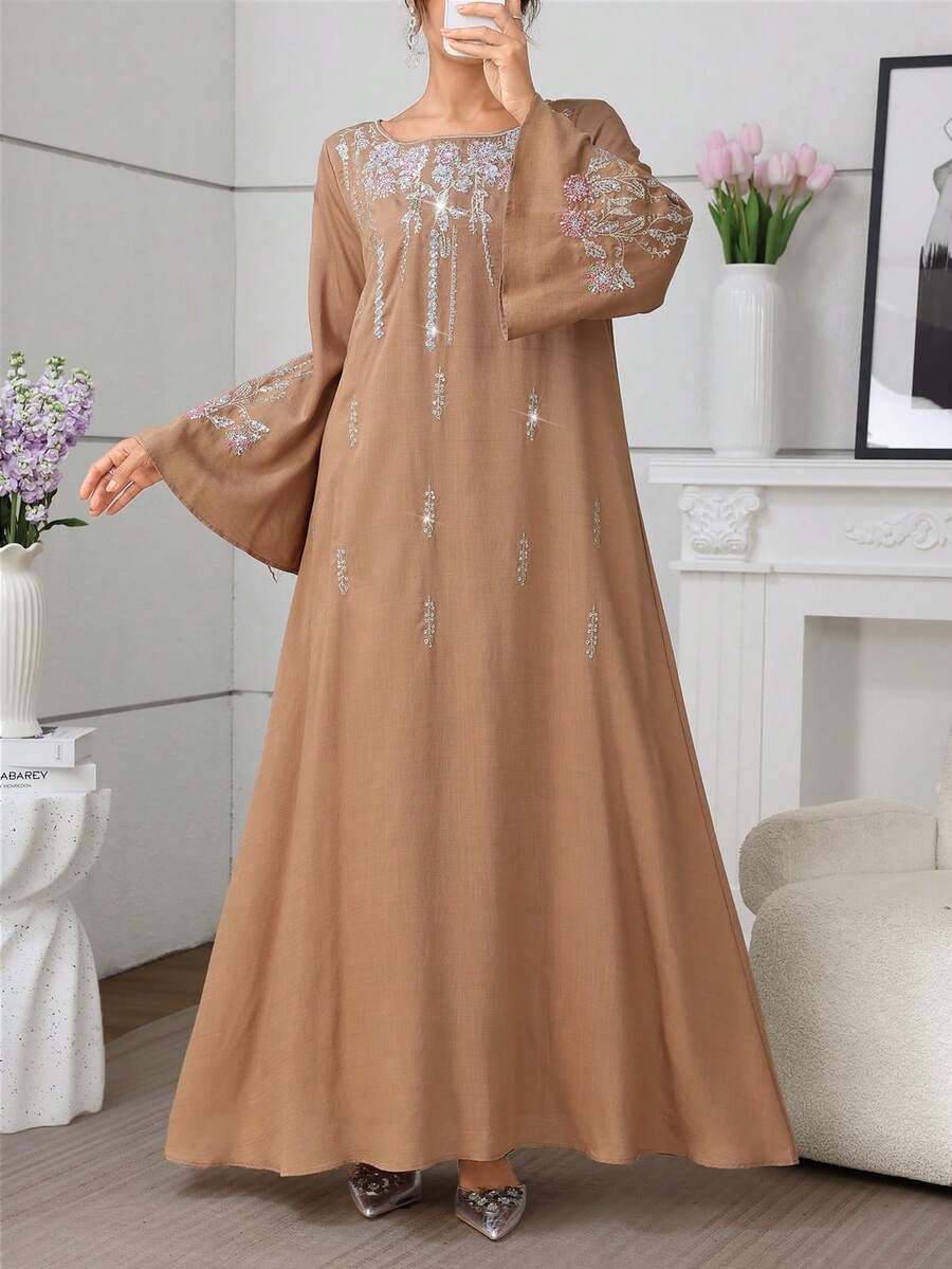 Al Najma 女士优雅长款方领睡袍，饰以水钻刺绣 - 棕色 - 查看 1