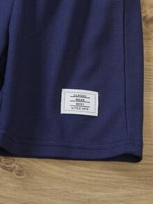 SHEIN Genkimix Kids 两件套男童夏季套装，包括一件带帽短袖T恤，采用纹理针织面料和撞色印花设计，搭配一条印花拼接运动短裤，适合休闲穿着、度假、运动、上学、节假日等场合。 - 藏蓝色 - 查看 5