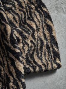 Manfinity EMRG 男士全印花抓绒外套和裤子套装 - 彩色 - 查看 6