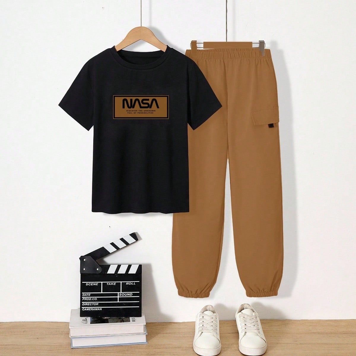 Set de 2 piezas de camiseta de manga corta con estampado negra y pantalón cargo beige para niños preadolescentes, conjunto informal a juego, primave