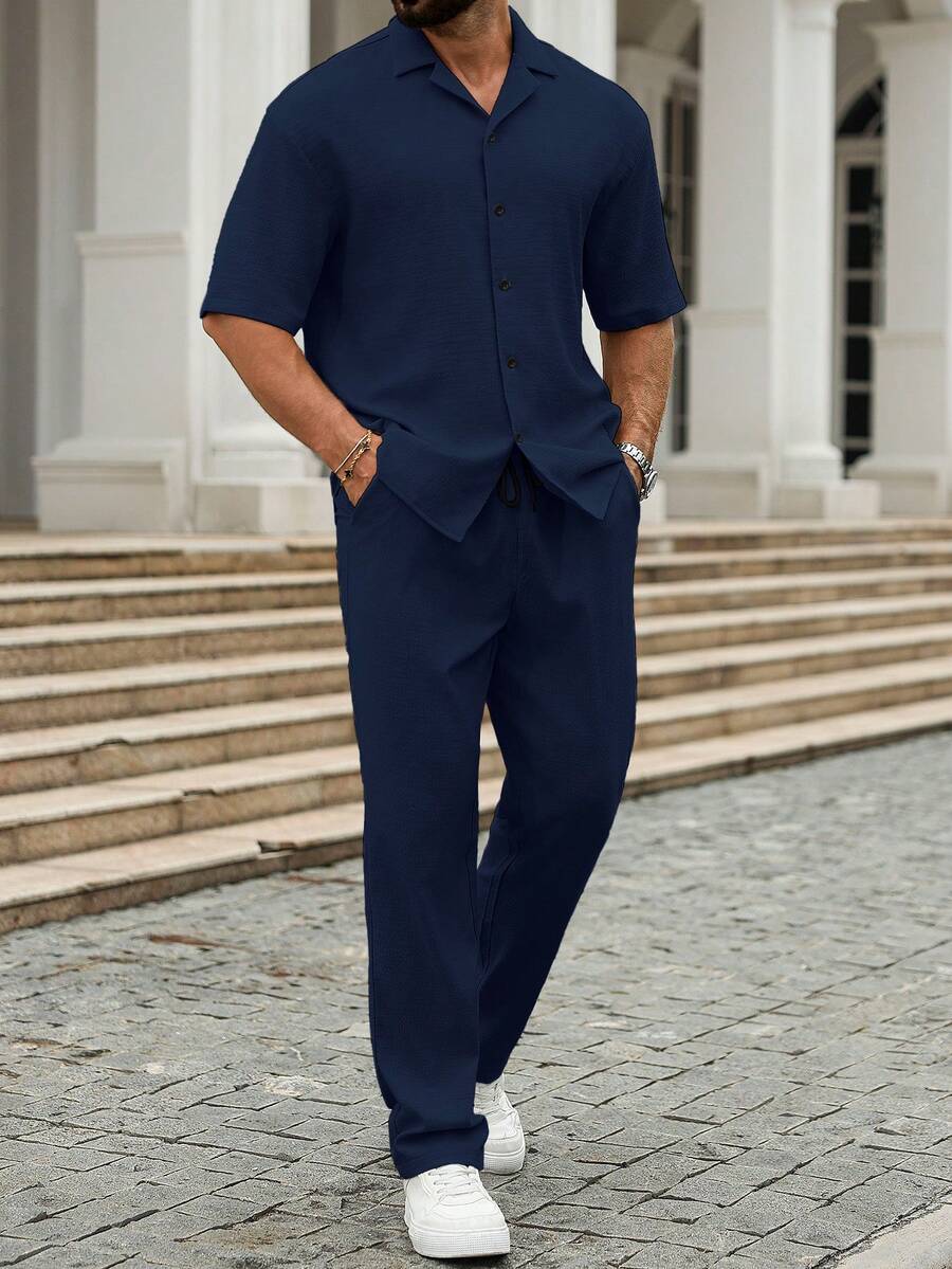 Manfinity Homme Bộ áo sơ mi tay ngắn cổ bẻ bằng vải nhăn + quần rút dây cho nam, trang phục không thể thiếu khi đi chơi và tụ tập, món quà lý tưởng cho những người chồng thành đạt - Xanh đậm - Xem 1