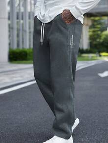 Manfinity Homme Calça de Moletom Casual e Versátil com Estampa de Letra para Homens - Chumbo - Visão 4