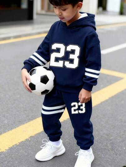 男童时尚休闲23号印花卫衣和运动裤套装（2件套），适合秋冬季节，舒适百搭，是返校、户外活动、街头摄影、居家、校园、假期、圣诞节、新年礼物的理想之选。