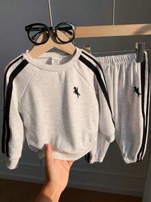 SHEIN Set de 2 piezas de sudadera con mangas raglán y pantalón jogger con estampado de dinosaurio para niño/niña, ropa casual cómoda para uso diario, adecuada para interiores, exteriores, deportes, fiestas, fotografía, festivales, streetwear, otoño/invierno - Gris - Ver 5