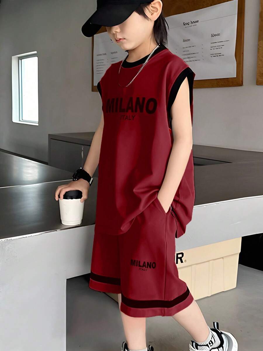 SHEIN Genkimix Kids 男童休闲运动日常宽松圆领短袖字母印花T恤和松紧腰宽松字母印花短裤套装（2件套），夏季篮球服 - 酒紅色 - 查看 1