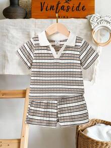 SHEIN Vintaside Kids Áo thun tay ngắn cổ chữ V kẻ sọc đen và kaki thời trang mùa hè cho bé trai kết hợp với quần short cạp trễ, thể hiện phong cách quý ông lịch lãm - Màu be - Xem 3