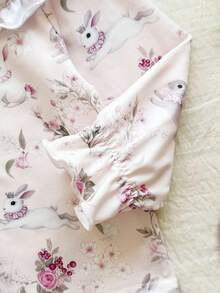 SHEIN Vintaside Kids 1件女婴兔子花卉印花长袖荷叶领纽扣休闲可爱衬衫上衣，适合春秋季郊游、度假、玫瑰园聚会、派对、复古户外休闲优雅节日穿着，也适合圣诞节、新年、情人节等场合。 - 粉色 - 查看 6