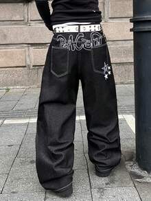 Manfinity EMRG 休闲宽松阔腿牛仔裤，后袋饰有星星和字母刺绣图案 - 黑色 - 查看 2